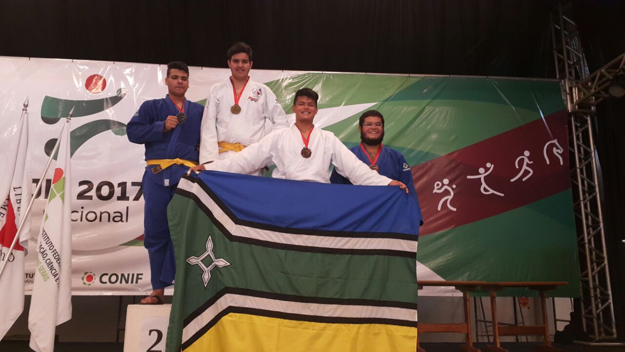 Atletas do judô no pódio com a bandeira do Amapá