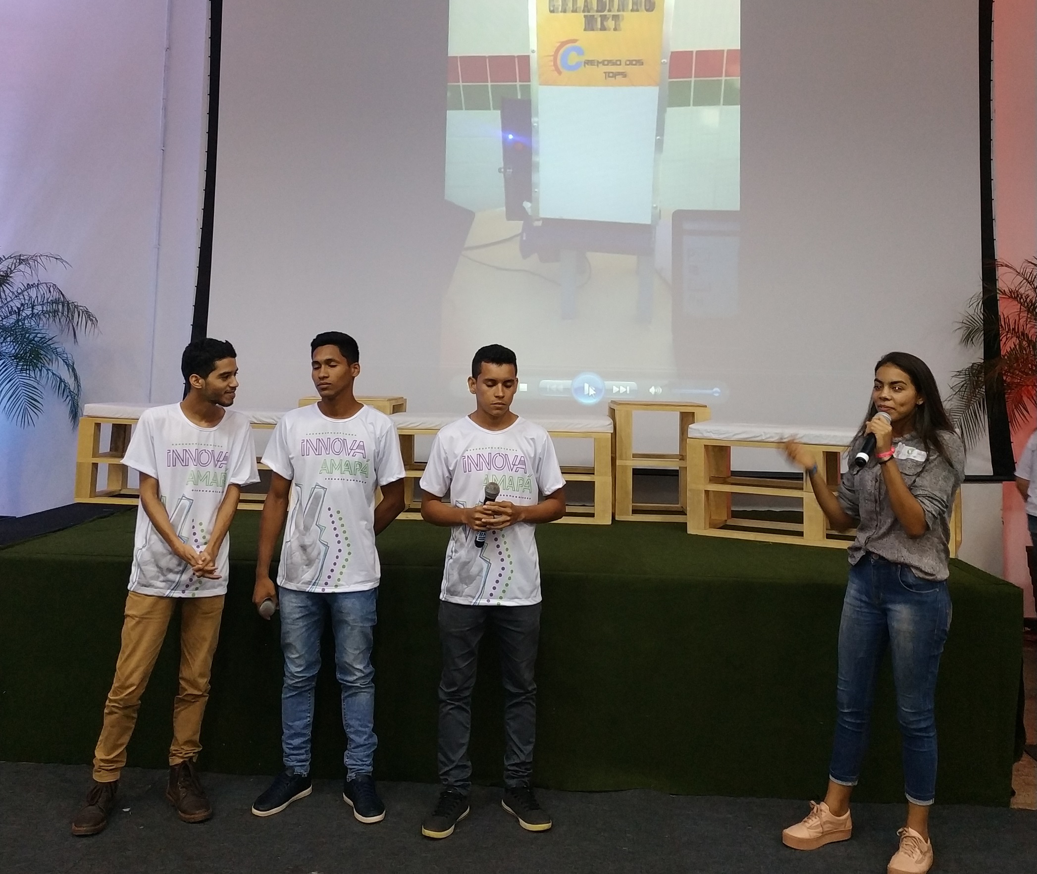 Estudantes falam aos participantes da Feira Innova Amapá sobre as atividades de robótica desenvolvidas no Ifap