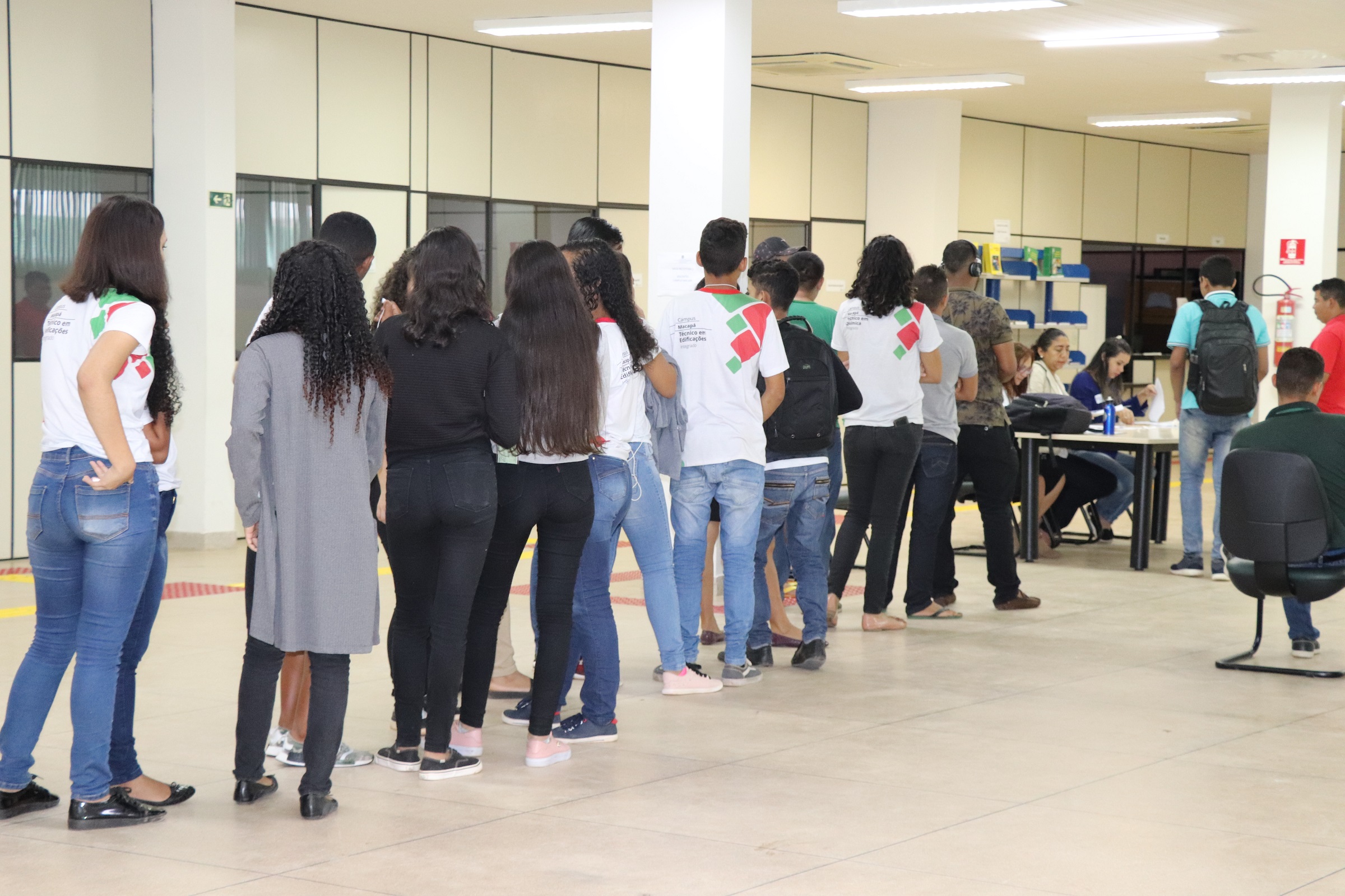 Estudantes fazem fila na biblioteca para votar. Foto: Suely Leitão (Deice/Ifap)
