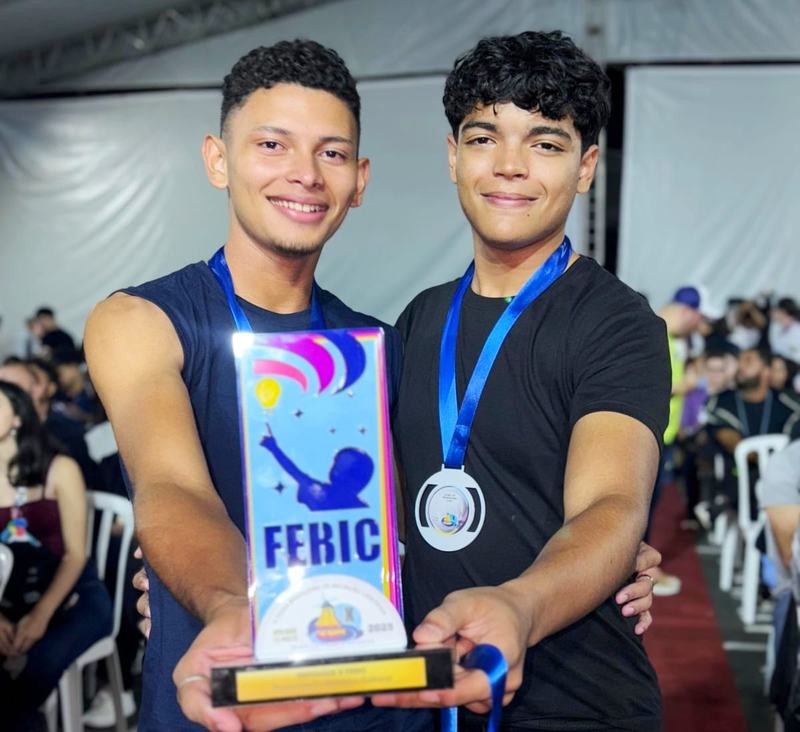 Os estudantes Dhonato Brito (à esquerda) e Benjamin da Silva (à direita), autores do trabalho premiado na FEBIC 2025, representaram o Campus Oiapoque na categoria Preservação Histórico-Cultural.