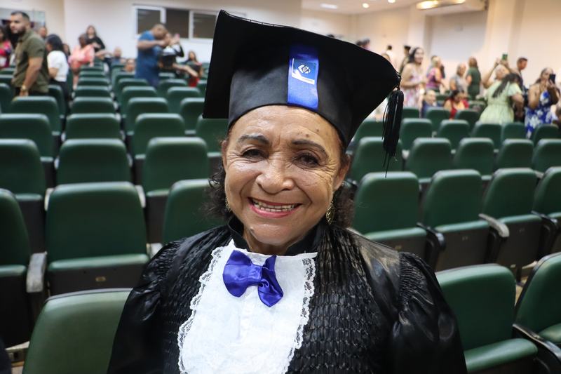 Maria Vera Lúcia de Sousa, tecnóloga em Comércio Externo, realizou o sonho de ter ensino superior aos 64 anos