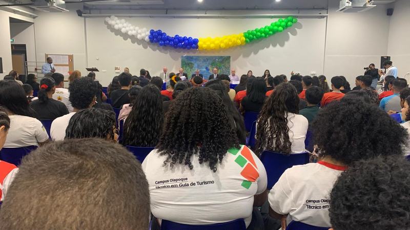 Abertura oficial do projeto Pontes de Saberes, reunindo autoridades, professores e estudante.