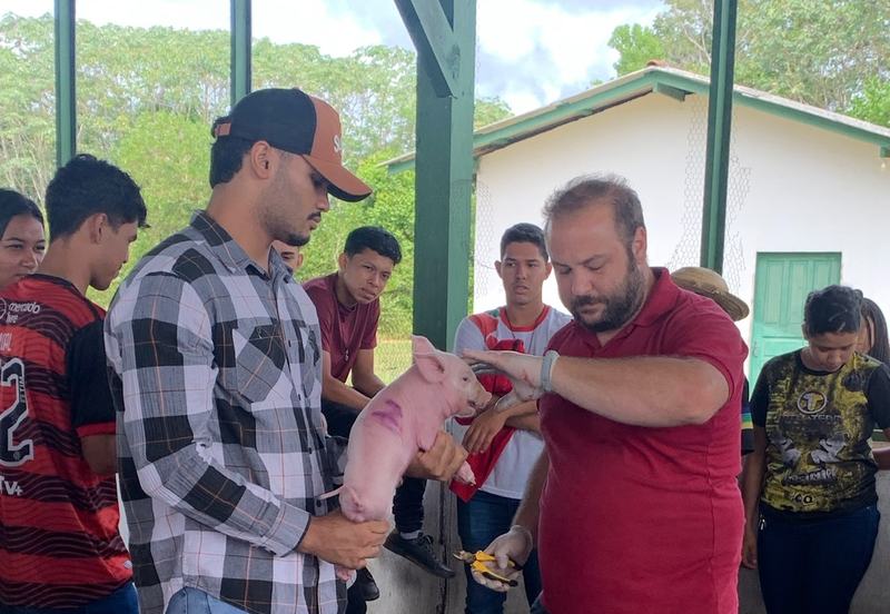 Alunos têm contato direto com os animais para fixação dos aprendizados